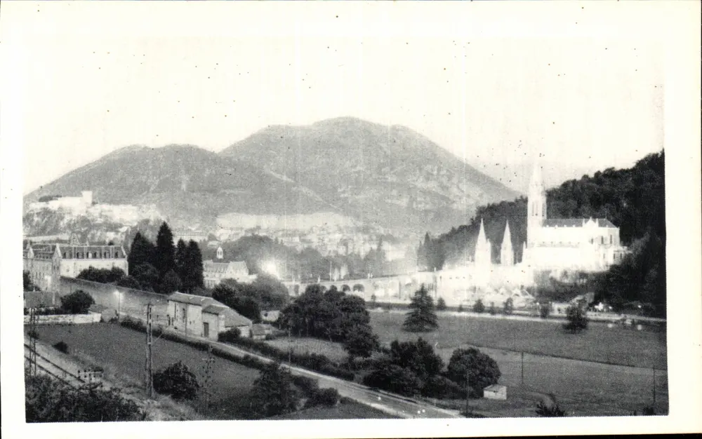 Lourdes — Die beleuchtete Basilika und der Festungskastell — Verlag P. Doucet Lourdes Nr. 36 - Vorderseite