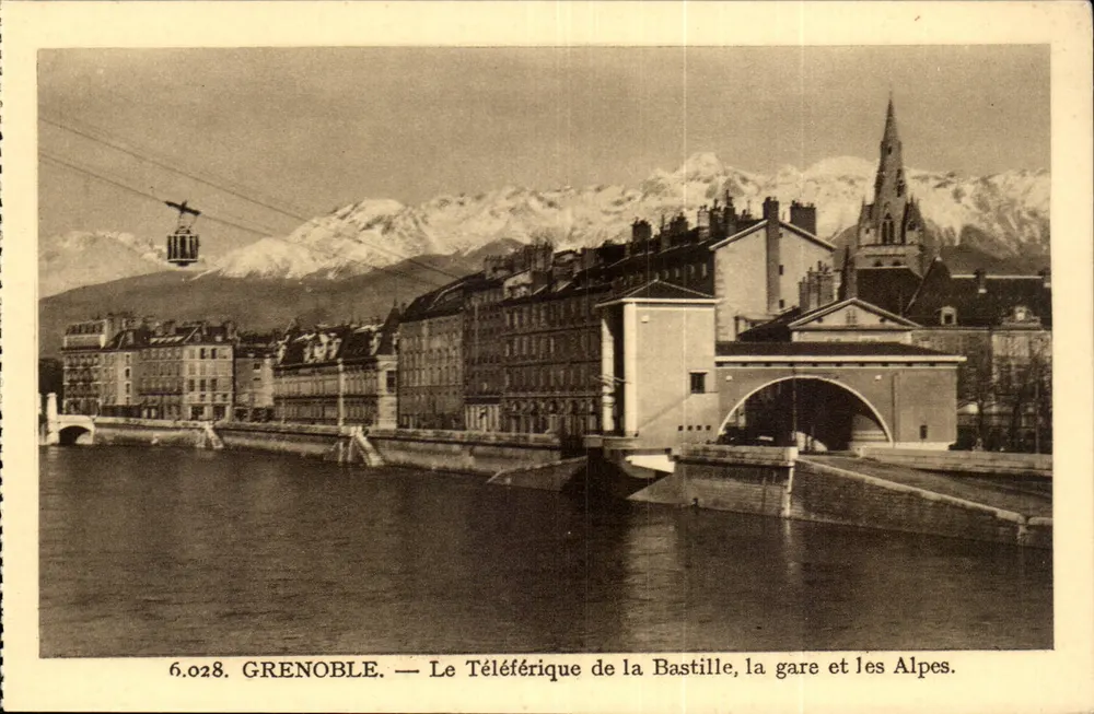 Grenoble — Der Seilbahn der Bastille, die Station und die Alpen. - Vorderseite