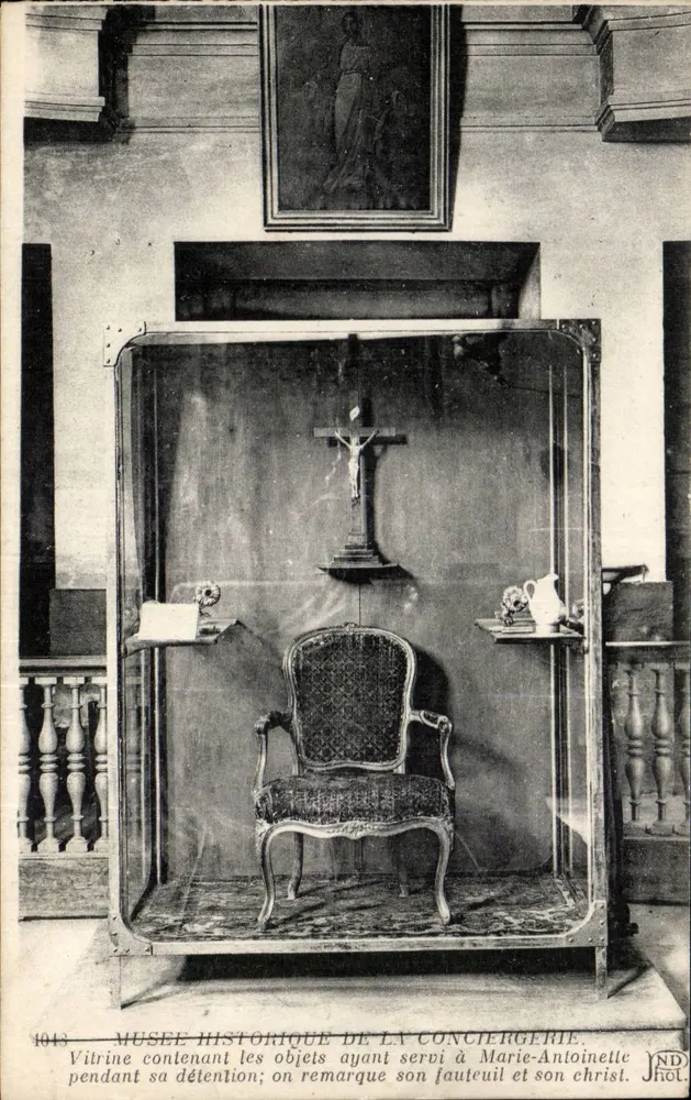 Historisches Museum der Conciergerie — Vitrine mit Gegenständen, die Marie-Antoinette während ihrer Haft genutzt hat - Vorderseite