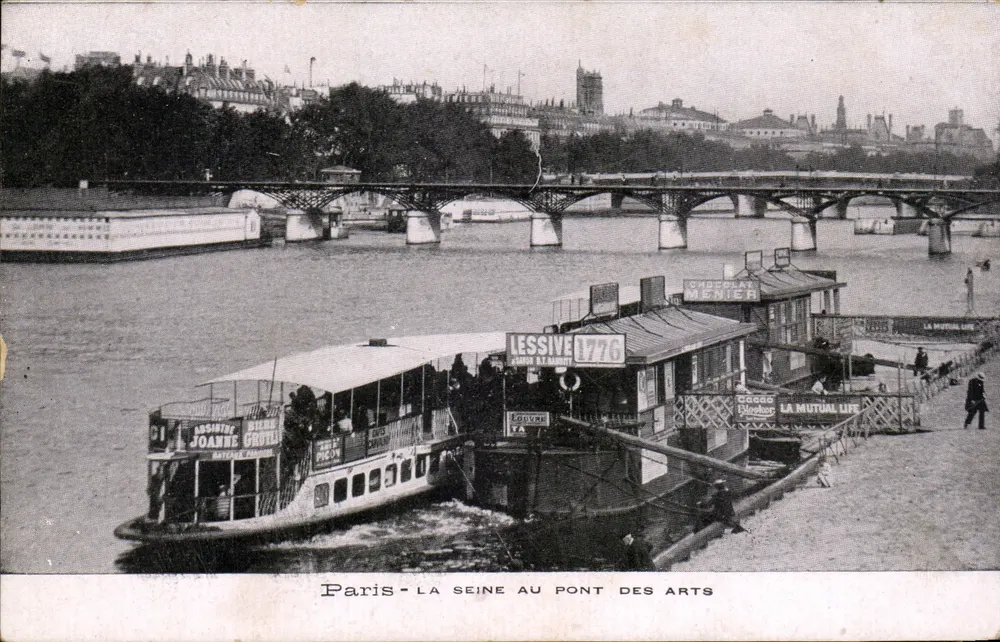 Paris - Die Seine am Pont des Arts — Werbboote und Brücke im Hintergrund - Vorderseite