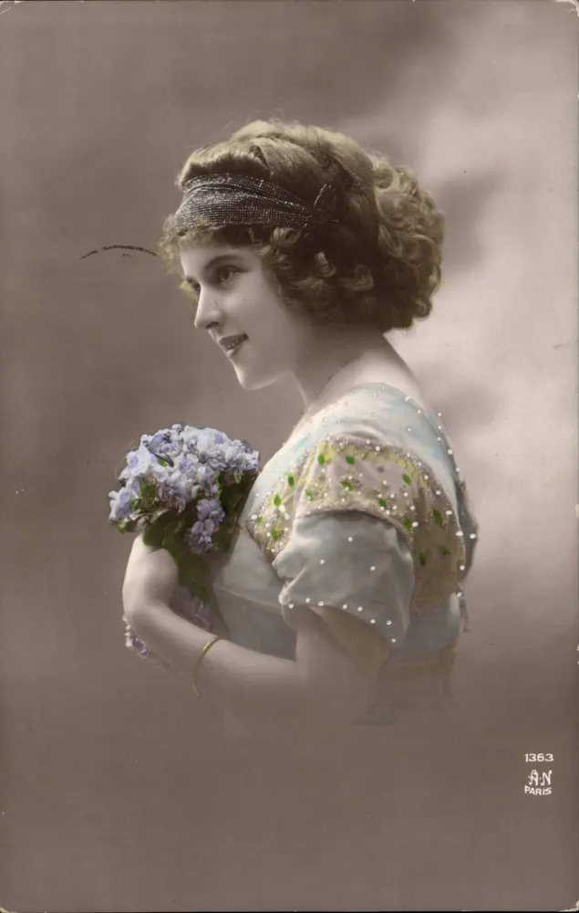 Junge Frau in besticktem Kleid mit Blumenbouquet — A.N. Paris, n° 1363 - Vorderseite