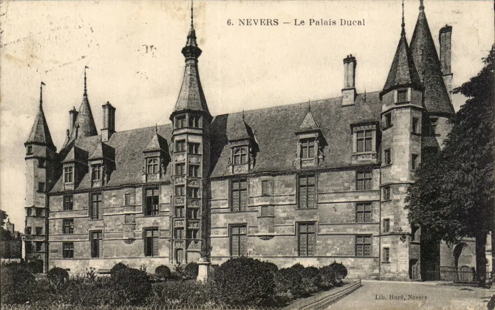 Nevers — O Palácio Ducal — Lib. Huré, Nevers - Frente