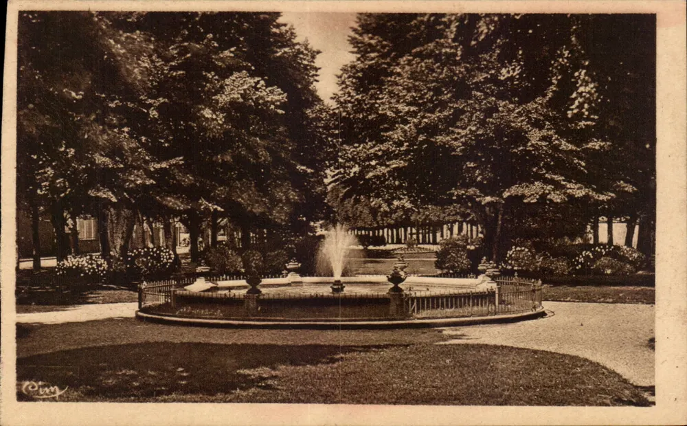 Sens (Yonne) — O tapete verde e seu jato d'água — Héliogravure Chezier Macon - Frente
