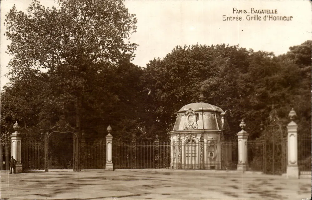 Paris - Bagatelle — Entrada. Grade de Honra - Frente
