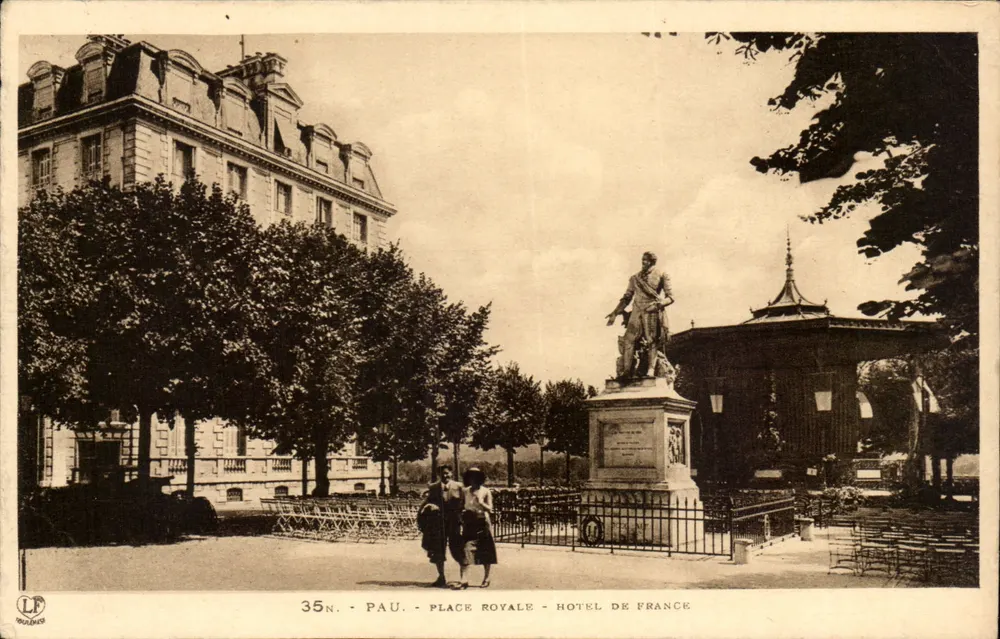Pau - Place Royale - Hôtel de France — Statue und Kiosk — Verlag Walcker, n° 35N - Vorderseite