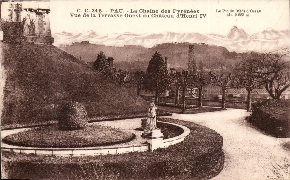 Pau - Die Pyrenäen-Kette — Ansicht von der westlichen Terrasse des Schlosses Henri IV — Carrasch, Verlag Pau, Nr. C.C. 216 - Vorderseite