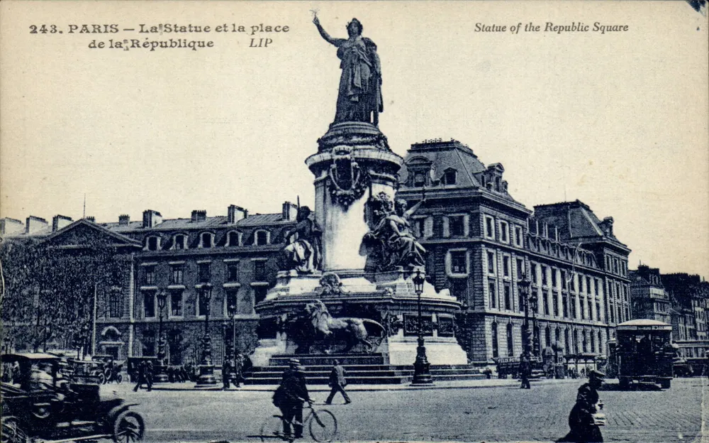 Paris — A Estátua e a Place de la République — LIP - Frente