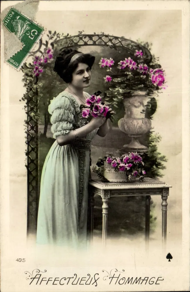 Frau in leichtem Kleid — mit Blumenstrauß — anonymer Verlag, Nr. 495 - Vorderseite