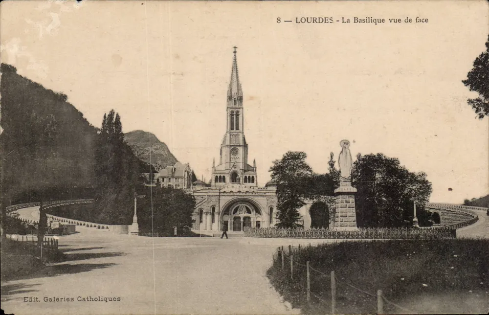 Lourdes — A Basílica vista de frente — Edit. Galeries Catholiques - Frente