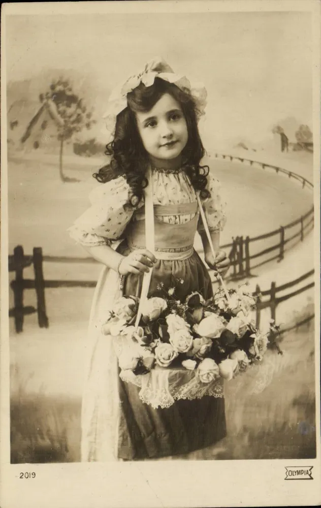 Menina pequena em vestido com mangas onduladas — segurando um cesto de rosas — editada por OLYMPIA - Frente