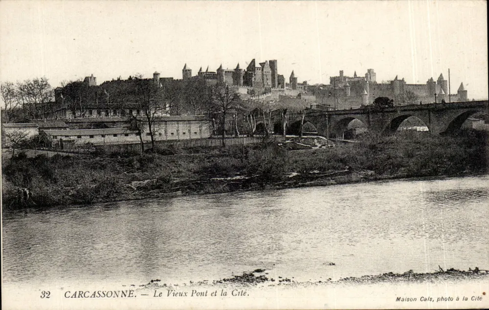 Carcassonne — Alter Brücke und die Stadt — Maison Cals, Foto in der Stadt - Vorderseite