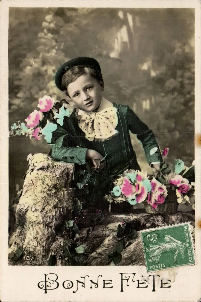 Kind im Kostüm — mit Blumen und Text 'Bonne Fête' — unbekannter Verlag, Nr. 157 - Vorderseite
