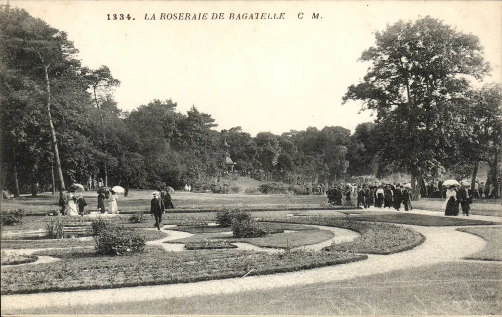 A Roseraie de Bagatelle — vista do jardim com passeadores — C M. n° 1334 - Frente