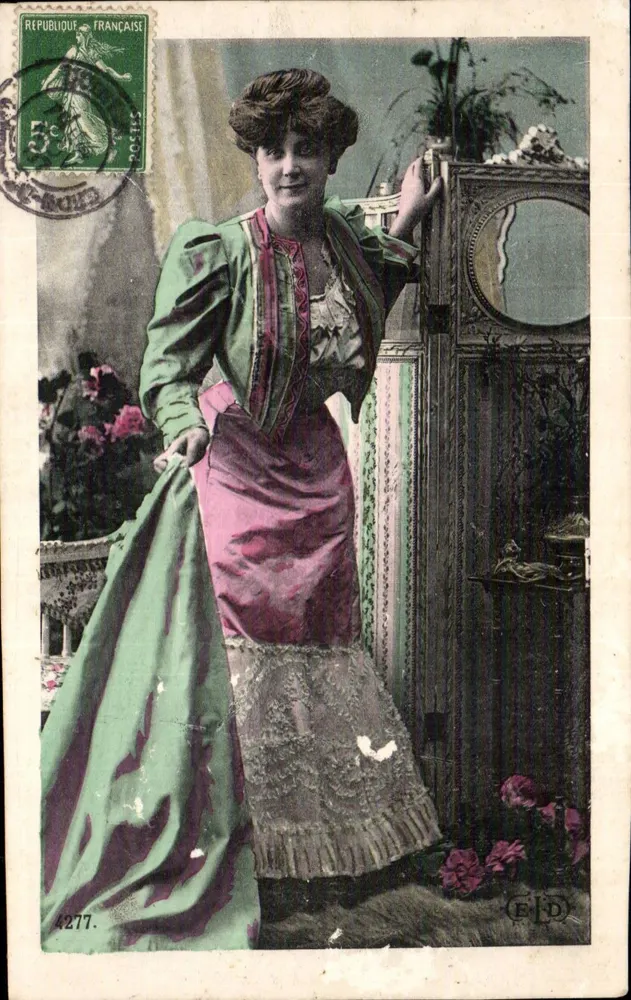Frau in rosa Kleid und grünem Mantel — dekoriertes Interieur — Verlag F.D. n°4277 - Vorderseite