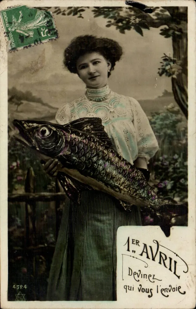 Junge Frau mit großem Fisch — Aprilscherz — unbekannter Verlag, Nr. 4524 - Vorderseite