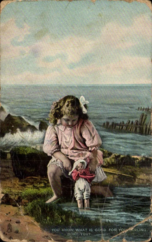 Mädchen, das mit seiner Puppe am Meer spielt — Tuck's Post Card n° 103 - Vorderseite