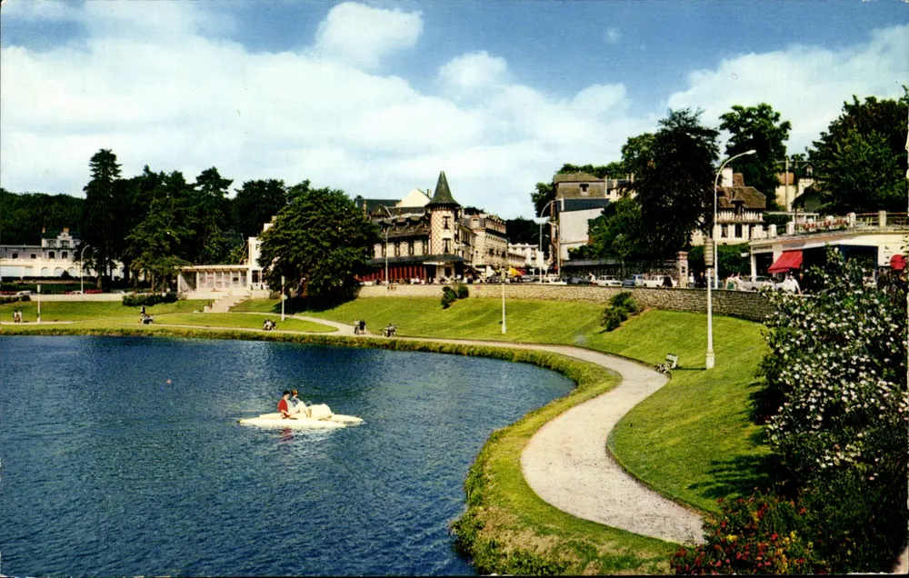 Bagnoles-de-l'Orne — Der See und das Casino der Kur — Couleurs Naturelles - Vorderseite