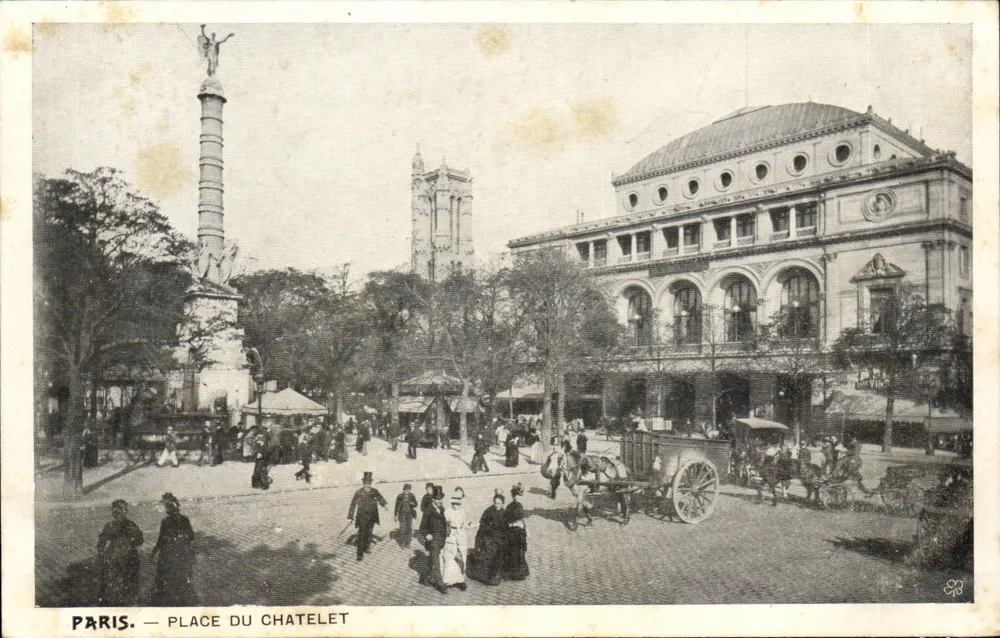 Paris — Place du Châtelet — Ansicht mit Säule und Theater - Vorderseite