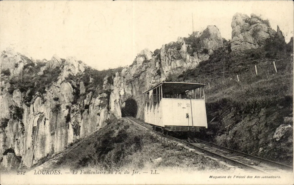Lourdes — O Funicular do Pic du Jer — LL. — Magasins de l'Hôtel des Amassadeurs - Frente