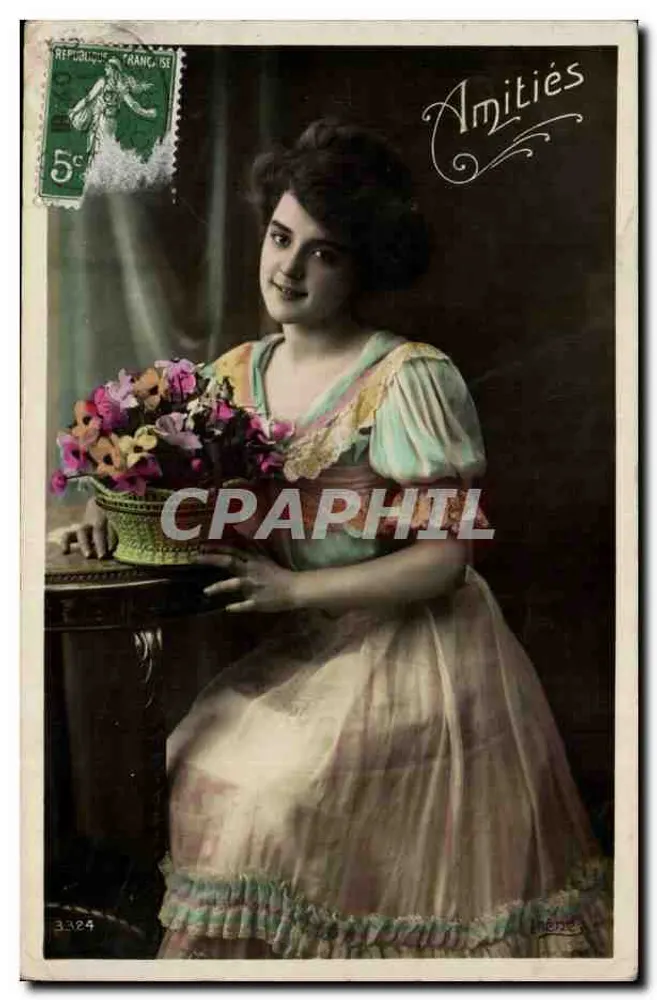 Jovem mulher em vestido colorido — segurando um cesto de flores — editor 'Amitiés' n°3324 - Frente