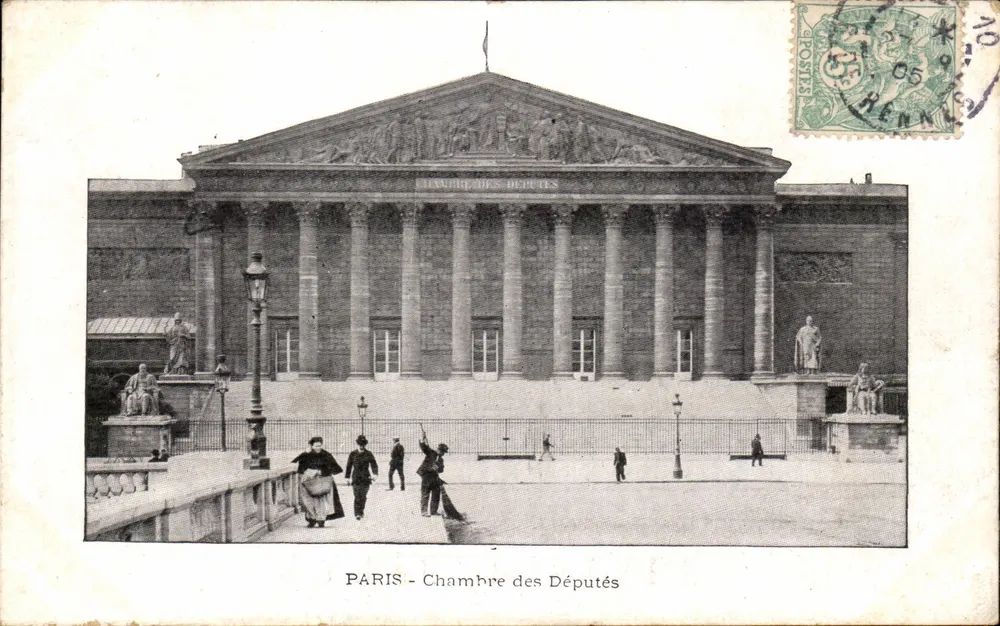 Paris - Câmara dos Deputados — vista do edifício com colunatas e estátuas — editor não identificado - Frente