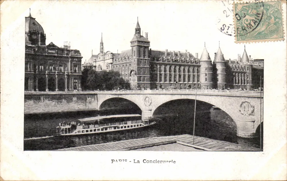 Paris - A Conciergerie — vista do ponte e do rio com barco — editor não visível - Frente