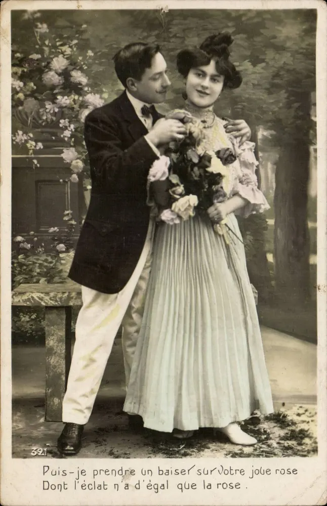 Couple en extérieur — scène de courtoisie avec bouquet — éditeur '3921' imprimé en bas - Vorderseite