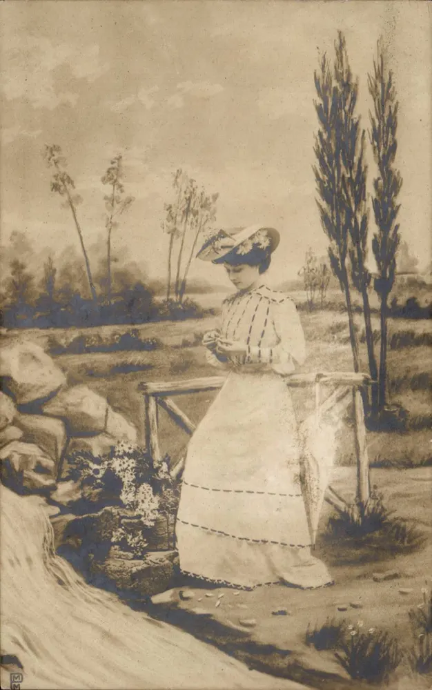 Frau in weißem Kleid und blühendem Hut — ländliches Panorama — Verlag M. M. (Unterschrift sichtbar) - Vorderseite