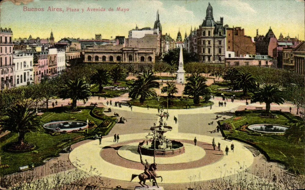 Buenos Aires, Plaza y Avenida de Mayo — vue panoramique avec obélisque et fontaine — éditeur non identifié - Recto