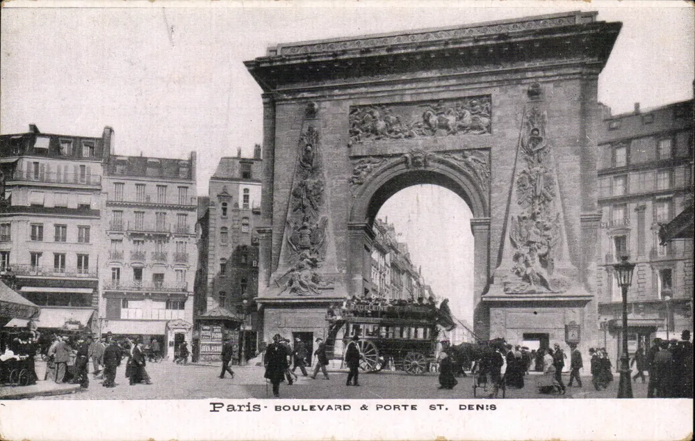 Paris - Boulevard e Porta Saint-Denis — vista do arco monumental com detalhes escultóricos e tráfego urbano - Frente