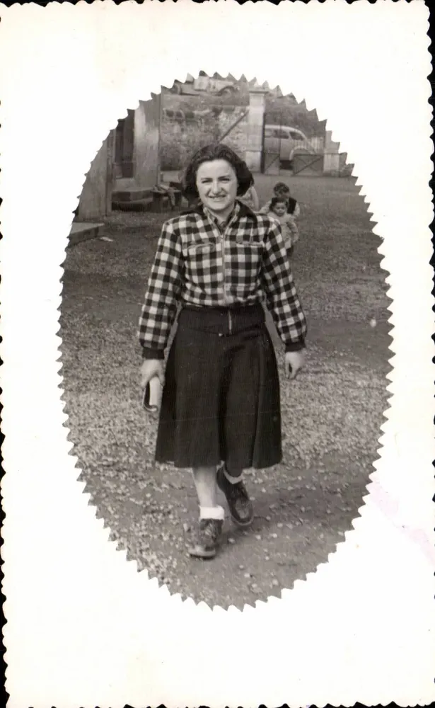 Mulher sorridente — vestida com uma camisa de listras e uma saia — Combrès, Março 1942 - Frente