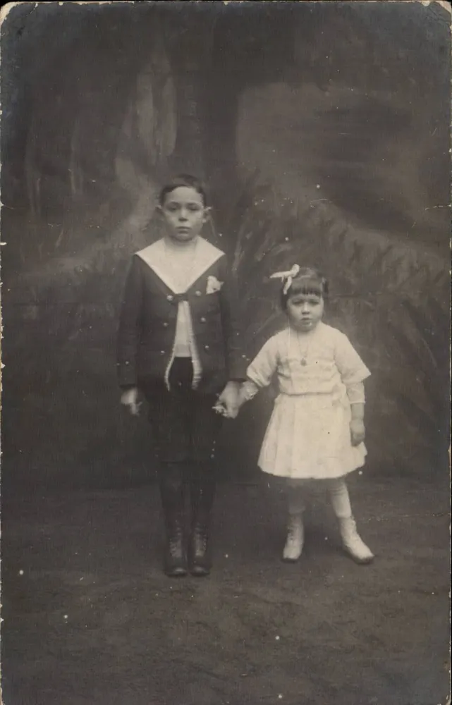 Twee kinderen — fotostudio — geen uitgever of nummer zichtbaar - Voorkant