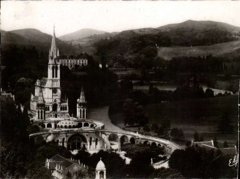 Lourdes — Aufnahme von oben der Basilika und der Gave-Tal — Edition ABOUCHE Frères Toulouse - Vorderseite