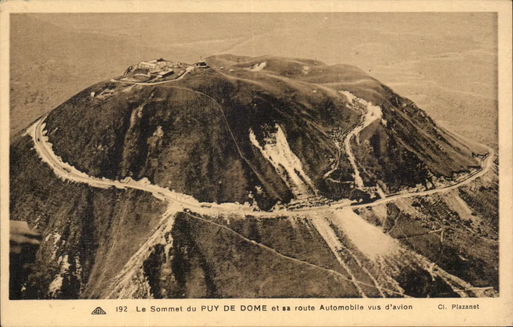 Der Gipfel des PUY DE DOME und seine Automobilstraße aus der Luft gesehen — Cl. Plazanet — n° 192 - Vorderseite