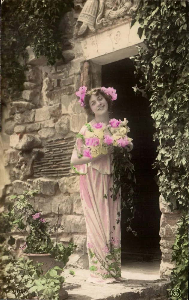 Junge Frau in einem rosa blumigen Kleid — vor einer steinernen Tür umgeben von Efeu — Verleger S, Nr. 1857 - Vorderseite