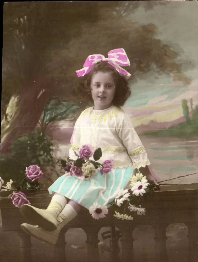 Mädchen mit Blumenstrauß — Internationale Ausstellung für Dekorative Künste und moderne Industrie 1925 — Lyon-Station - Vorderseite