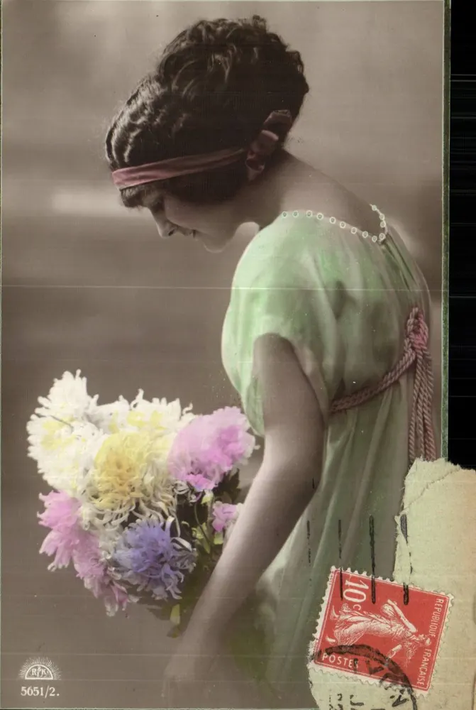 Junge Frau in grünem Kleid mit einem Chrysanthemenstrauß in der Hand — RFP 5651/2 — Französische Republik - Vorderseite