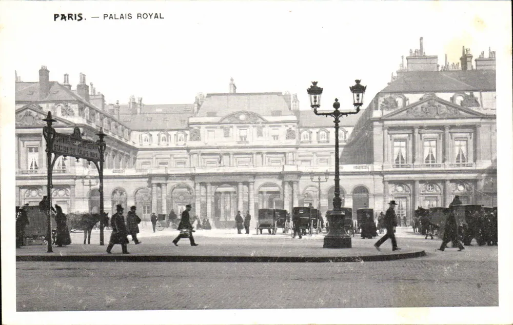Paris — Palácio Real — Estação do Palácio Real - Frente