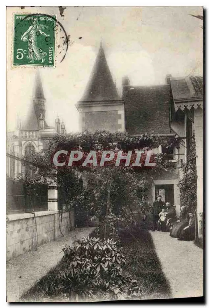 Jardín frente a un castillo — vista del Castillo de Vannes — editor no visible - Anverso
