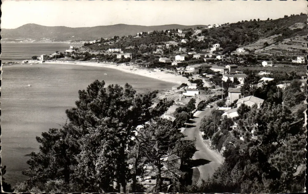 As proximidades de Lavandou (Var) — vista da baía e das colinas — Les Editions de la Côte d'Azur, n° BX-30 - Frente
