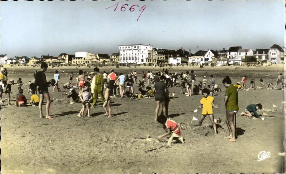 Coutainville — Concurso de Castelos de Areia — G. des Arts Photométriques - Frente