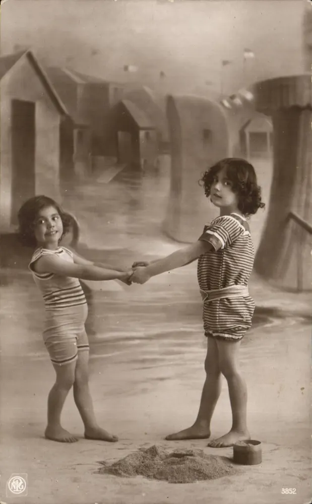 Zwei Kinder spielen am Strand — Studio NK — n° 3852 - Vorderseite