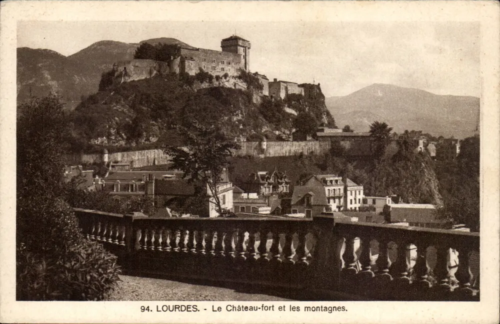 Lourdes - Der Festungsburg und die Berge — C° Alsaciens des Arts Photomécaniques, Straßburg, n° 94 - Vorderseite