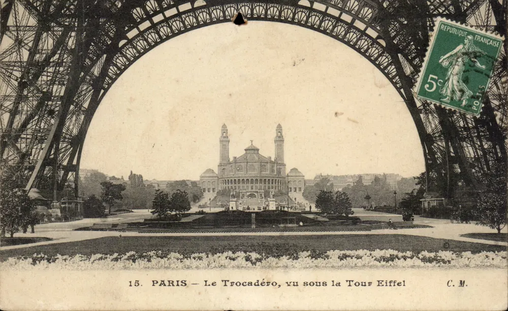 Paris – O Trocadéro, visto sob a Torre Eiffel — C. M. — n°15 - Frente