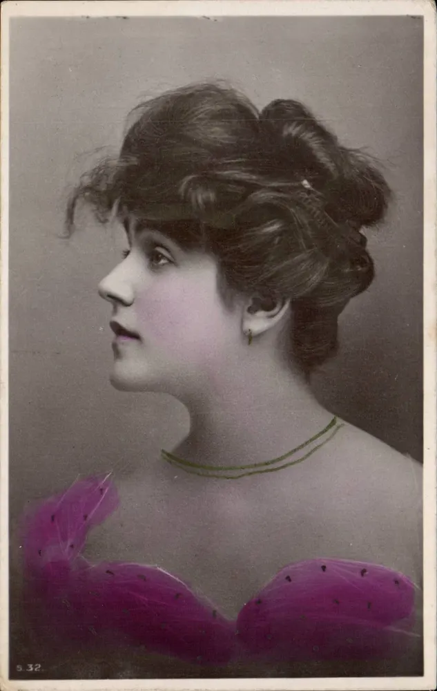 Junge Frau im Halbporträt — sepia-Porträt mit violetter Farbgebung — Colortype Co. Luciano (Dyapas) n° S.32 - Vorderseite