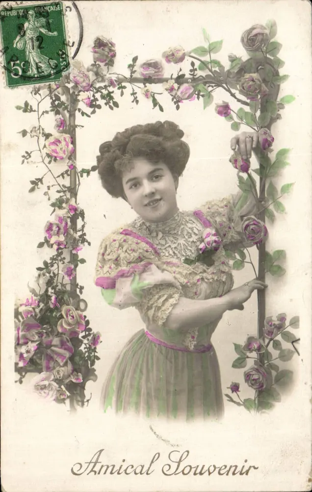 Junge Frau in einem Rosenrahmen — Amical Souvenir — unbekannter Verleger - Vorderseite