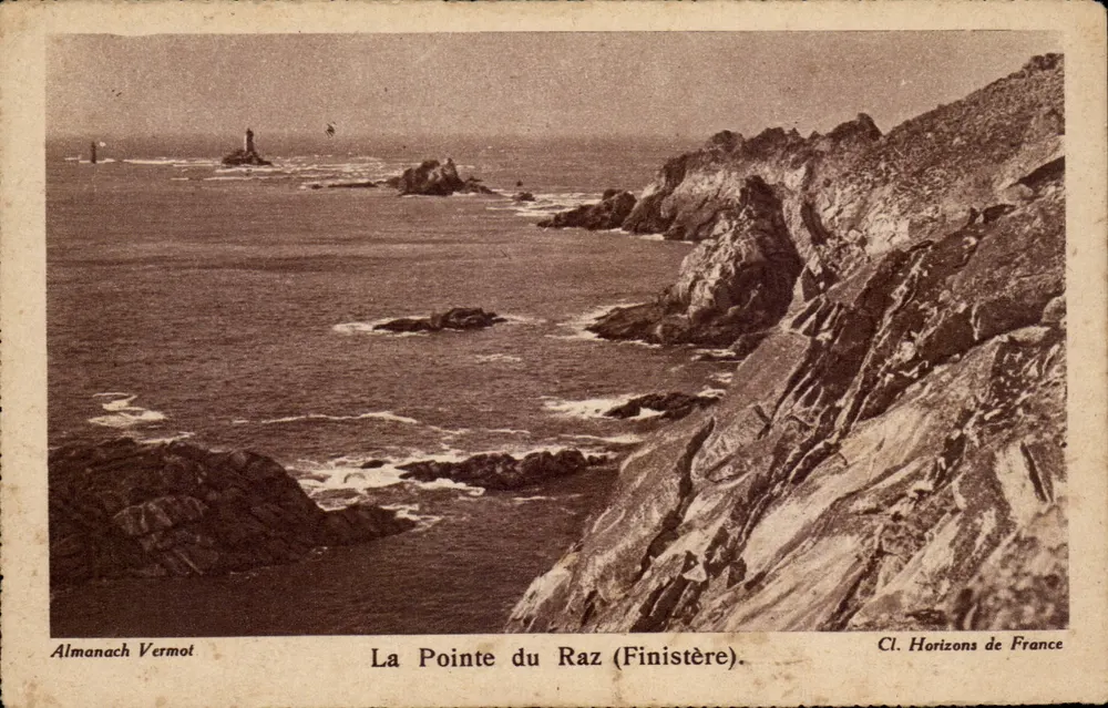 A Ponta do Raz (Finistère) — vista costeira com farol — Almanach Vermot, Cl. Horizons de France - Frente