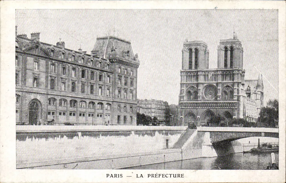 Paris — A Prefeitura — vista com a Catedral de Notre-Dame - Frente