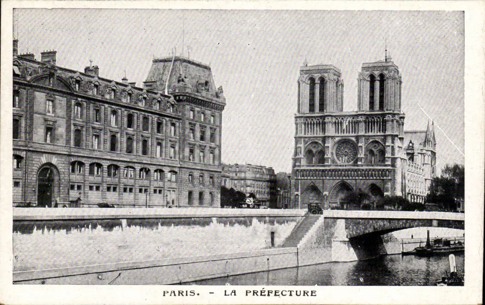 Paris - A Prefeitura — Catedral de Notre-Dame de Paris e edifício administrativo — editor não visível - Frente