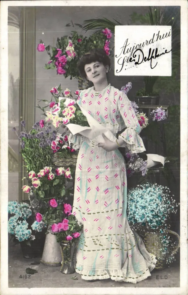 Frau in einem gemusterten Kleid — unter Blumen — E.L.D. n° 4162 - Vorderseite